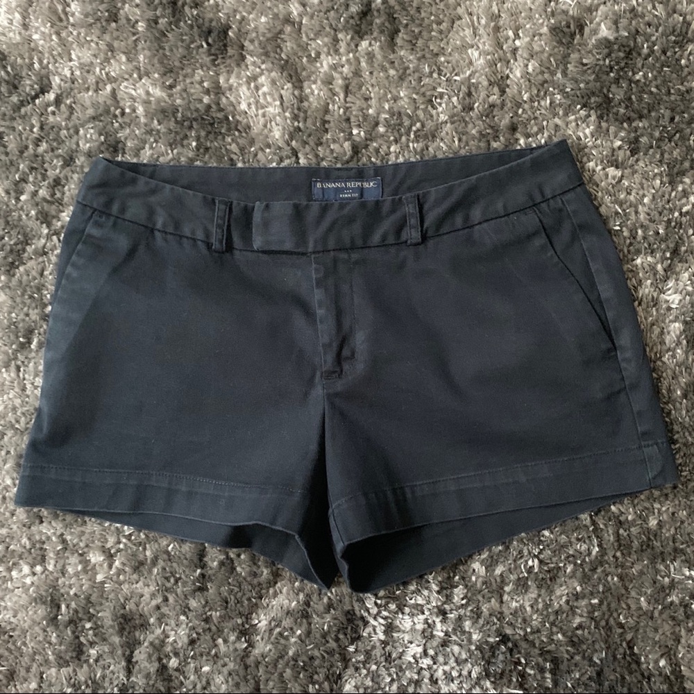 BANANA REPUBLIC BLACK FLAT FRONT SHORTS SIZE 6